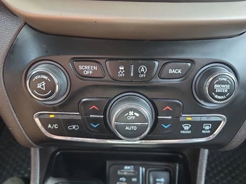 Used 2017 Jeep Cherokee Trailhawk image 35