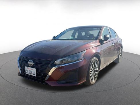 Used 2024 Nissan Altima 2.5 SV image 2