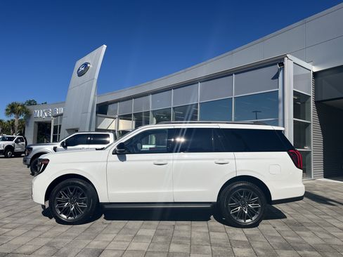 New 2026 Ford Expedition Platinum w/ Stealth Appearance Package AWD/4WD image 3