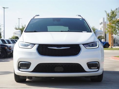 Used 2022 Chrysler Pacifica Touring image 2