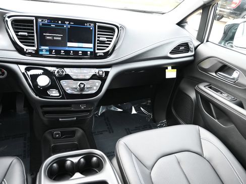 New 2026 Chrysler Pacifica Select image 18