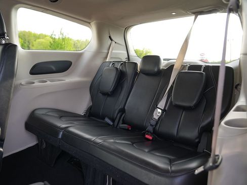 Used 2023 Chrysler Pacifica Touring-L FWD image 27