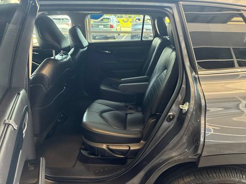 Used 2024 Toyota Highlander XLE AWD/4WD image 14
