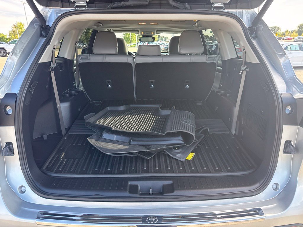 Used 2025 Toyota Highlander XLE AWD/4WD image 21