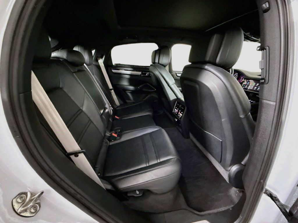 Used 2023 Porsche Cayenne Platinum Edition AWD/4WD image 26