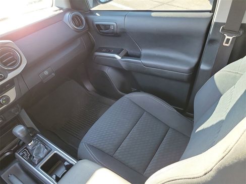 Used 2021 Toyota Tacoma SR5 w/ Trail Edition image 17