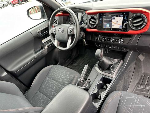 Used 2018 Toyota Tacoma SR image 11