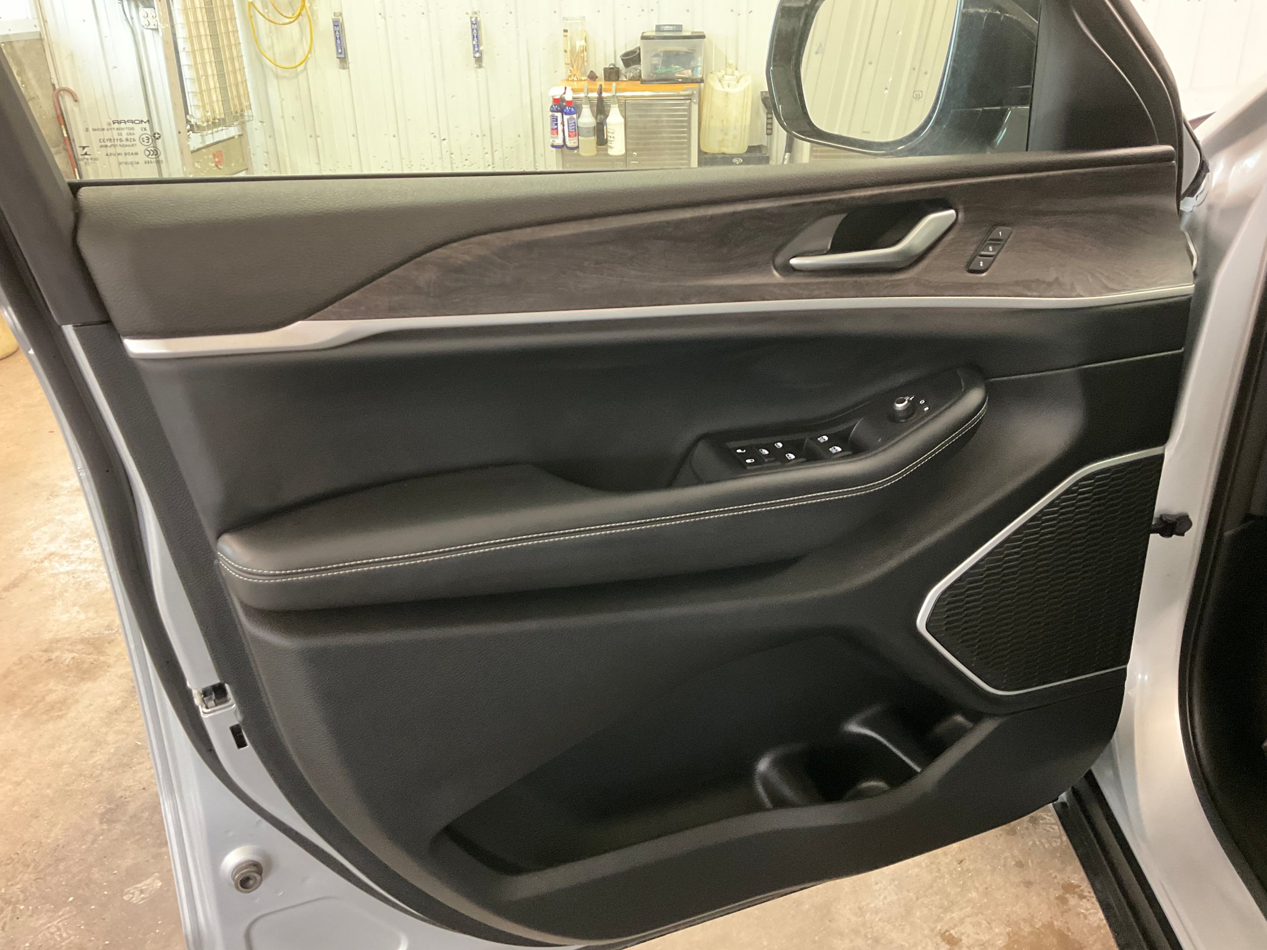 Used 2022 Jeep Grand Cherokee Limited AWD/4WD image 9