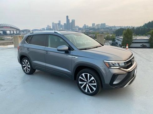 Used 2022 Volkswagen Taos SE w/ Panoramic Sunroof Package FWD image 28