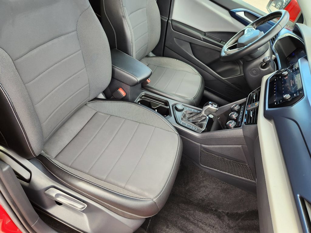 Certified 2023 Volkswagen Taos SE w/ Panoramic Sunroof Package AWD/4WD image 11