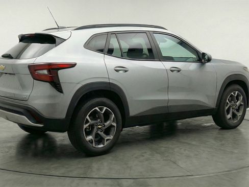 Used 2025 Chevrolet Trax LT w/ LT Convenience Package FWD image 9