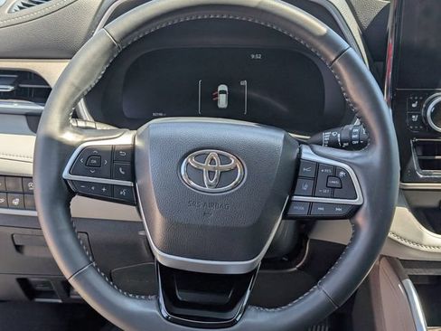 Used 2023 Toyota Highlander Limited AWD/4WD image 18