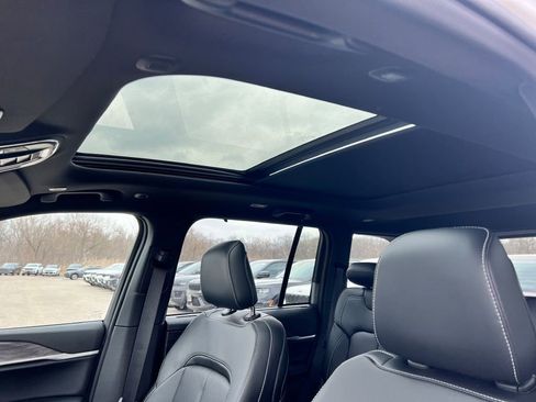 Used 2025 Jeep Grand Cherokee Limited w/ Luxury Tech Group II image 17