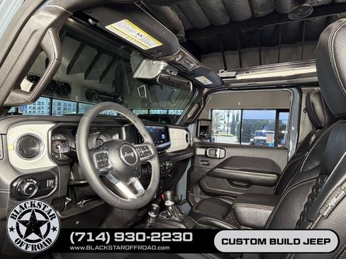 Used 2025 Jeep Wrangler Unlimited Sahara w/ Safety Group AWD/4WD image 19