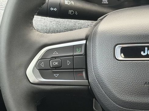 Used 2025 Jeep Compass Latitude AWD/4WD image 12