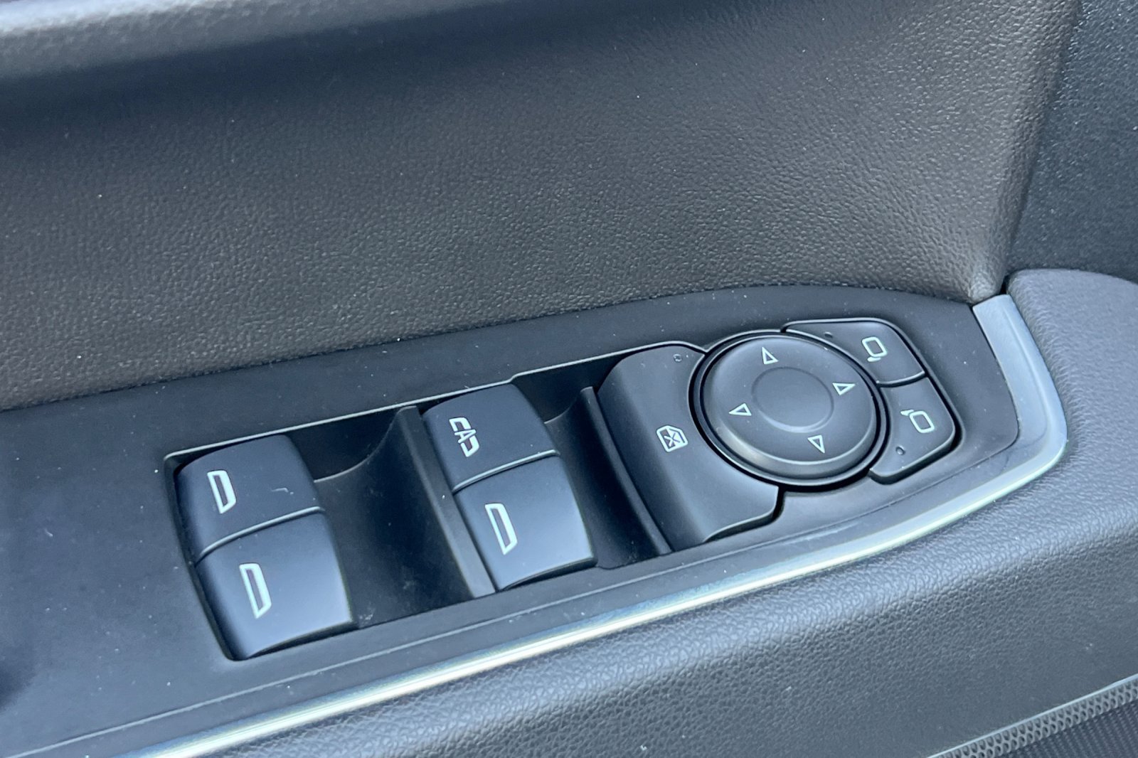 Used 2025 Chevrolet Silverado 1500 LT AWD/4WD image 14