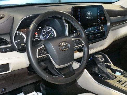 Used 2022 Toyota Highlander XLE AWD/4WD image 2