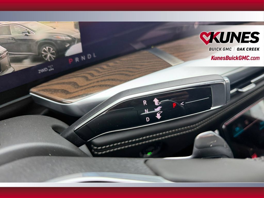 Used 2026 Cadillac Escalade Platinum Sport w/ LPO, Floor Liner Package AWD/4WD image 31
