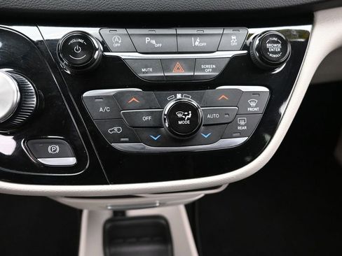 Used 2023 Chrysler Pacifica Touring-L FWD image 20