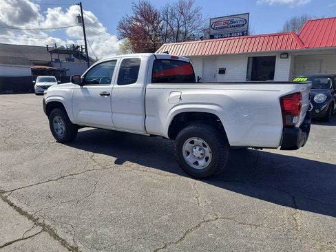 Used 2020 Toyota Tacoma SR image 3