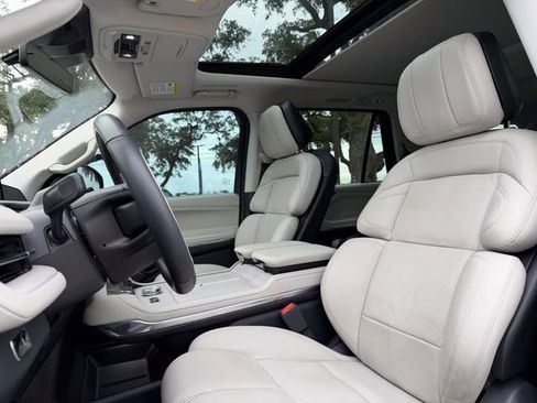 Used 2025 Lincoln Navigator L Reserve AWD/4WD image 9