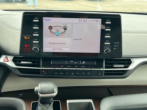 Used 2024 Toyota Sienna XLE image 18