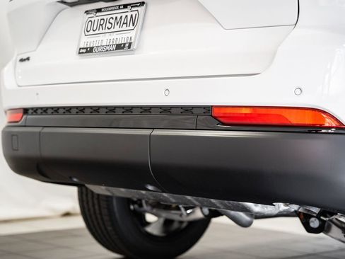 New 2025 Jeep Grand Cherokee Altitude image 8