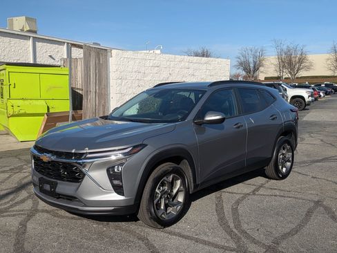 Certified 2025 Chevrolet Trax LT w/ LT Convenience Package image 5