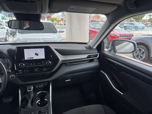 Used 2025 Toyota Highlander LE FWD image 33