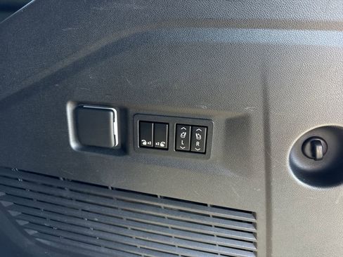 Used 2022 GMC Yukon SLT w/ SLT Premium Package image 38