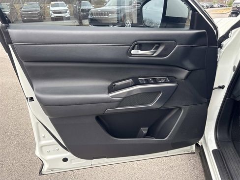 Used 2023 Nissan Pathfinder SL image 25