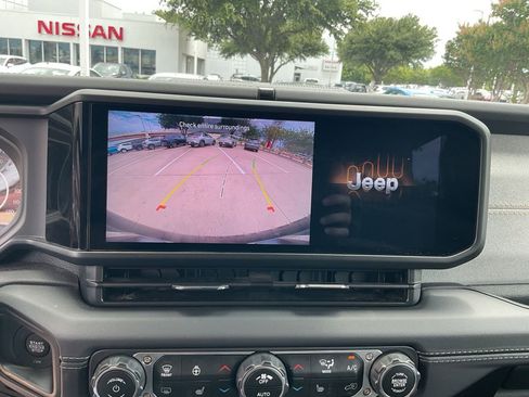 Used 2025 Jeep Wrangler Unlimited Sahara AWD/4WD image 25