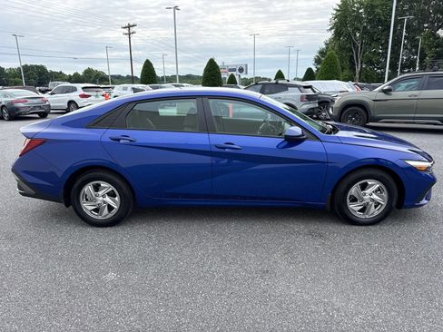 Certified 2025 Hyundai Elantra SE FWD image 8