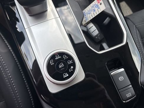 New 2025 Mitsubishi Outlander SE image 19