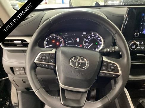 Used 2024 Toyota Highlander LE AWD/4WD image 7