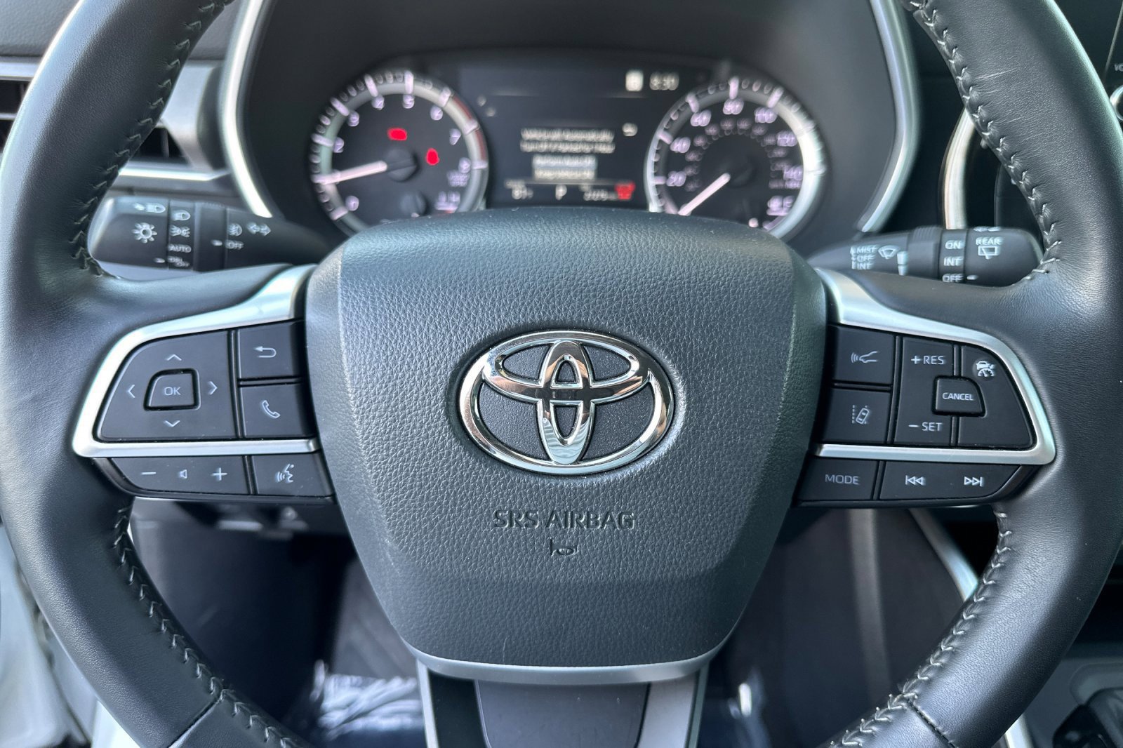 Used 2025 Toyota Highlander XLE FWD image 25