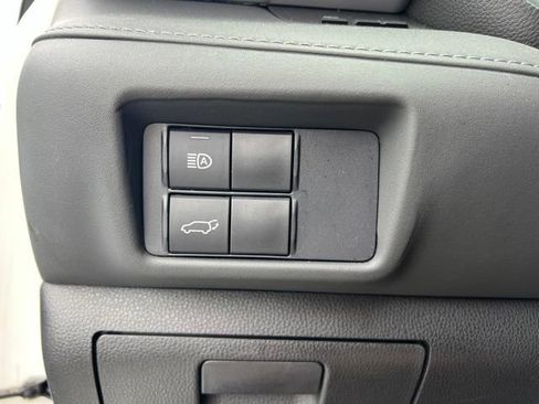 Used 2021 Toyota Highlander LE AWD/4WD image 10
