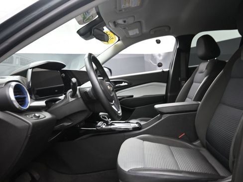 Used 2025 Chevrolet Trax LT w/ LT Convenience Package FWD image 16