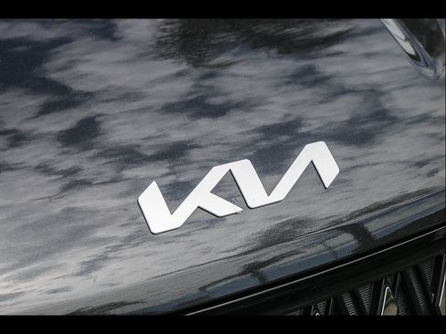 Used 2025 Kia Carnival EX FWD image 7