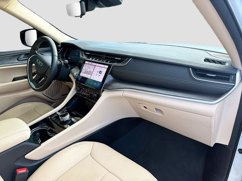 Used 2022 Jeep Grand Cherokee Limited w/ Luxury Tech Group II image 14