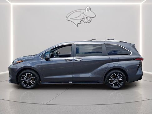Used 2025 Toyota Sienna Platinum AWD/4WD image 2