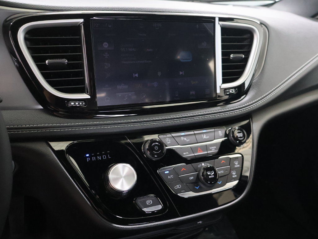 New 2027 Chrysler Pacifica Select w/ Family Tech Group AWD/4WD image 21