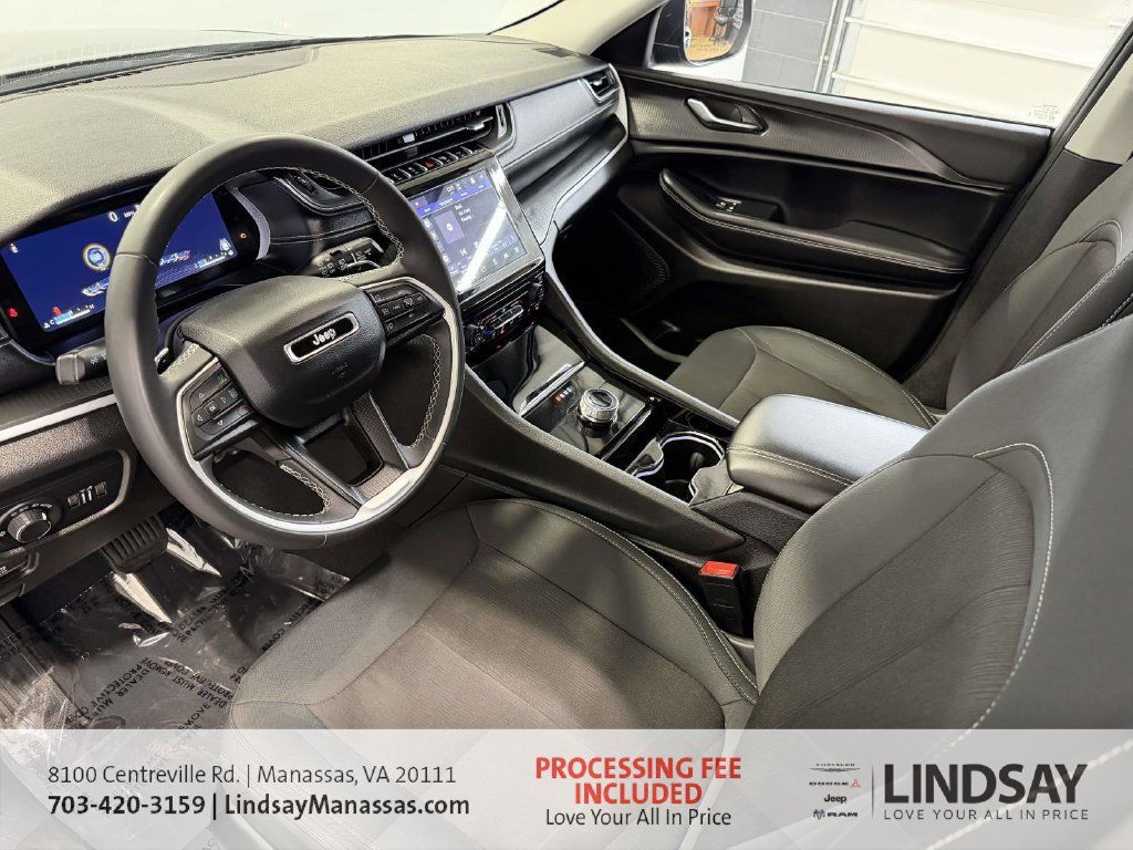 Used 2023 Jeep Grand Cherokee Laredo AWD/4WD image 20