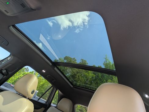 Used 2024 Volkswagen Atlas Cross Sport SE w/ Panoramic Sunroof Package image 13