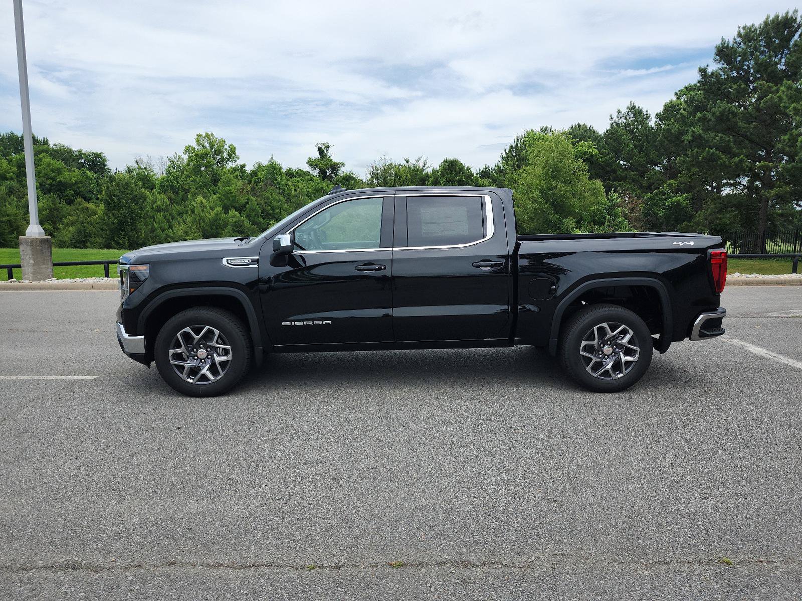New 2026 GMC Sierra 1500 SLE AWD/4WD image 2