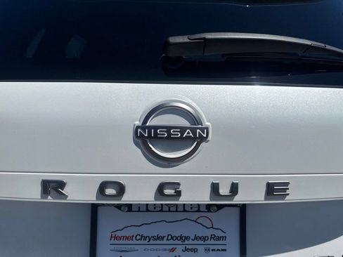 Used 2024 Nissan Rogue SV AWD/4WD image 14