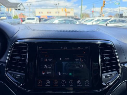 Used 2020 Jeep Grand Cherokee Overland AWD/4WD image 30