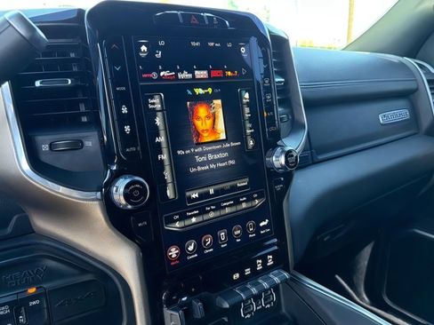 Used 2019 RAM 2500 Laramie w/ Black Appearance Package AWD/4WD image 25