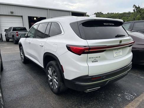 Used 2025 Buick Enclave Preferred FWD image 5