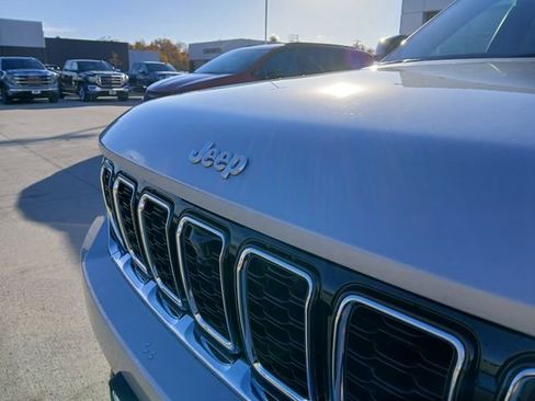 New 2025 Jeep Grand Cherokee Limited w/ Luxury Tech Group II AWD/4WD image 36
